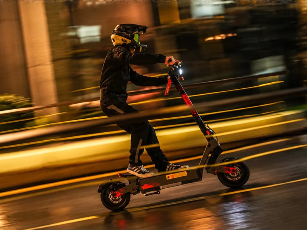 Condutor com KuKirin G4 Ultra durante a noite