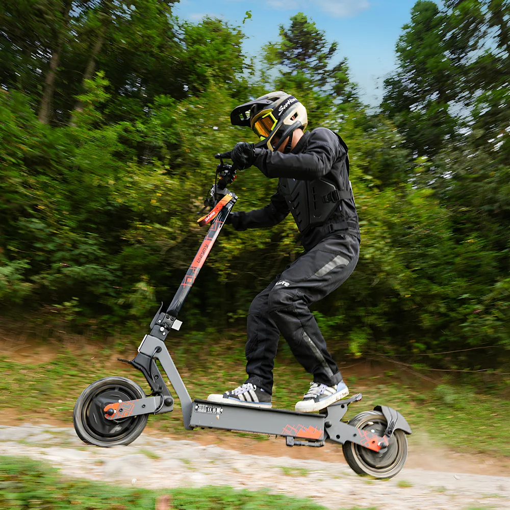 KuKirin G4 Ultra em condução off-road num percurso de floresta