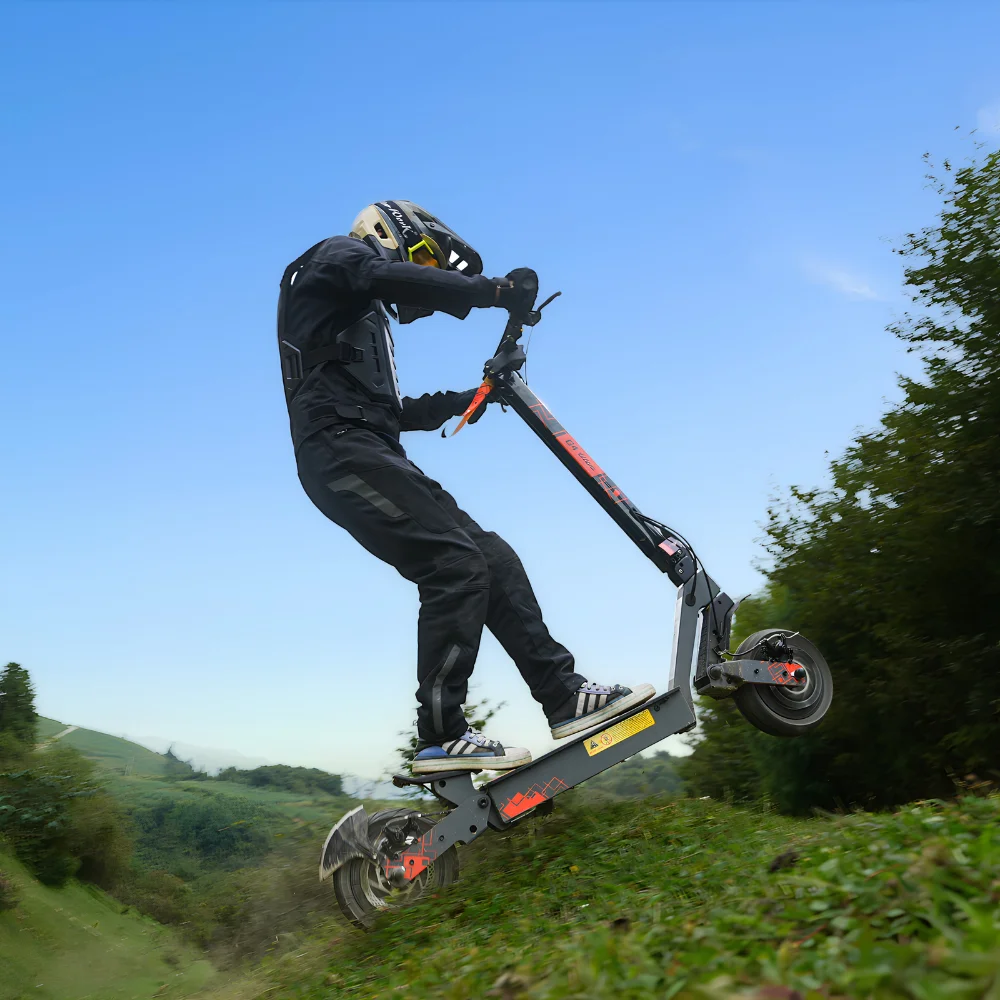 Condutor com KuKirin G4 Ultra em salto off-road